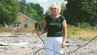 Ewa Johansson-Rosso har tröttnat på hur rivningstomten i centrala Järnforsen och vill nu att ägaren Stångå konsult röjer upp i området.