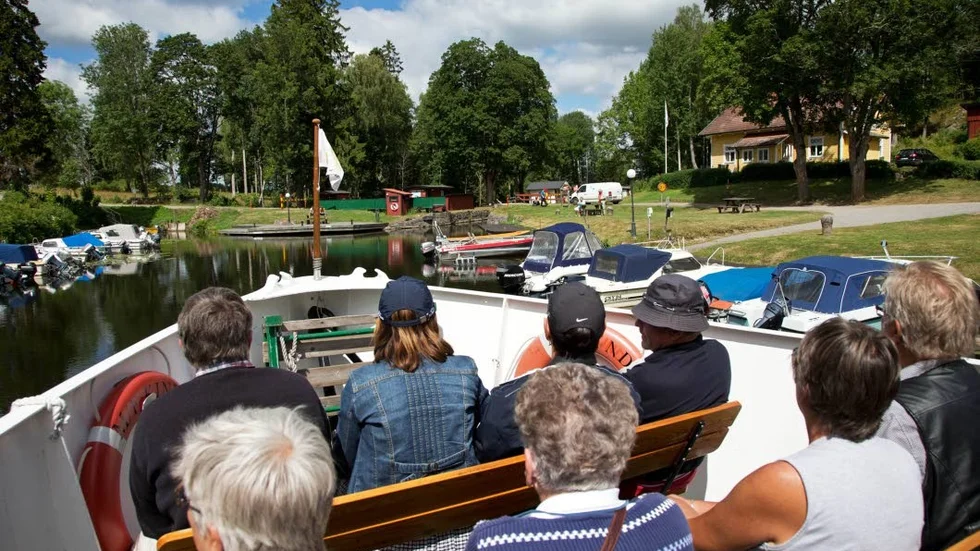 M/S Kind vid Hovetorps sluss. I år skjuts öppnandet av kanalen upp av säkerhetsskäl.