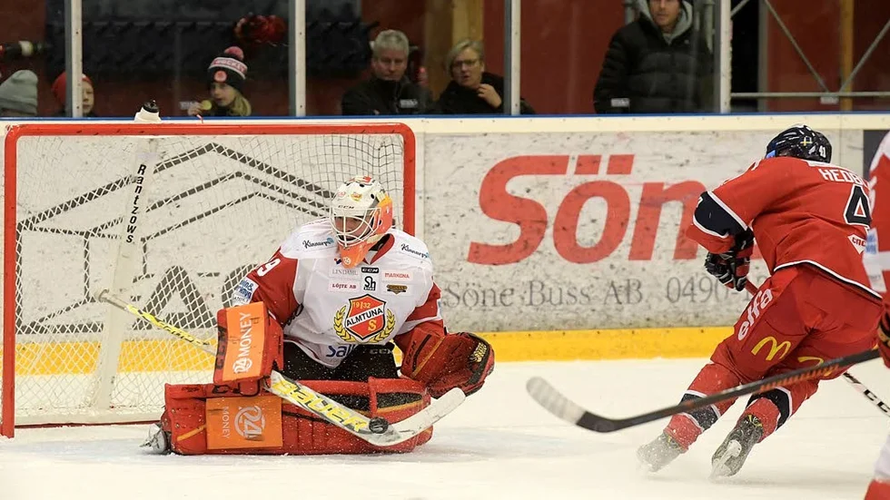 Jubliar. Joacim Hedblad gjorde sin 200:e match i VIK-tröjan och hade ett bra läge i andra perioiden.