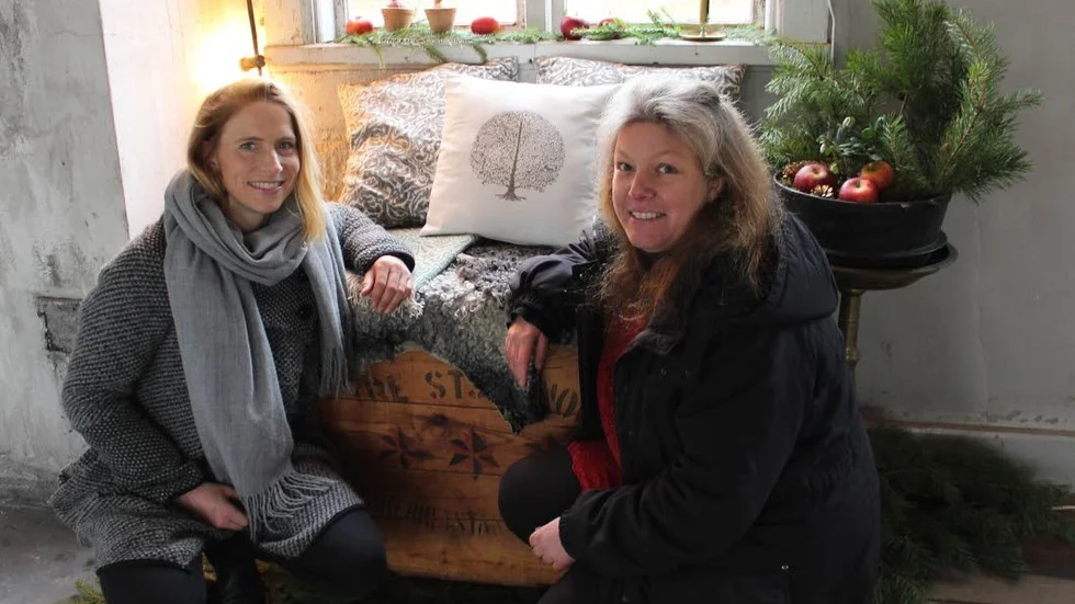 Julpyntar. Elin Sjöberg och Susanne Ahlander julpyntar det gamla Elim-kapellet i Vråka inför julmarknaden.