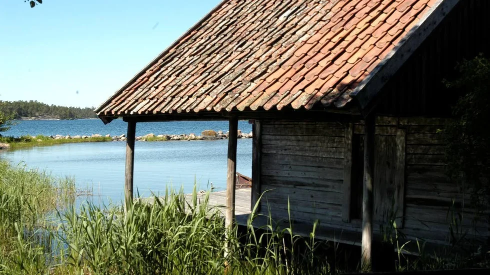 Strid om båthus. Ett nybyggt båthus blev större än vad strandskyddsdispensen medgav. Båthuset på bilden har inget samband med artikeln.