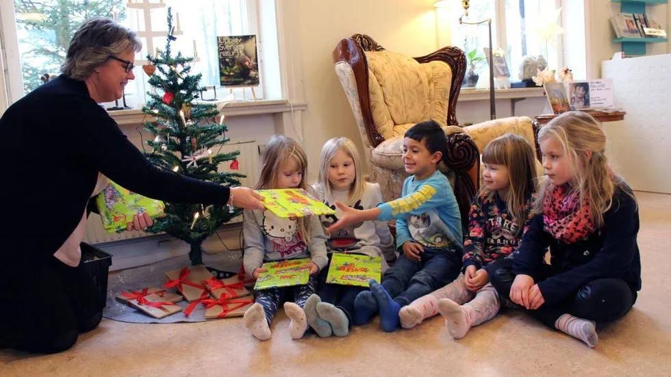 Hårda paket. Catharina Pettersson delar ut julklappar till Moa Falkman, Tyra Stensrum, Alexandro Nyberg, Nellie Augustsson och Ida Kling från Gamlebyvikens friskola.