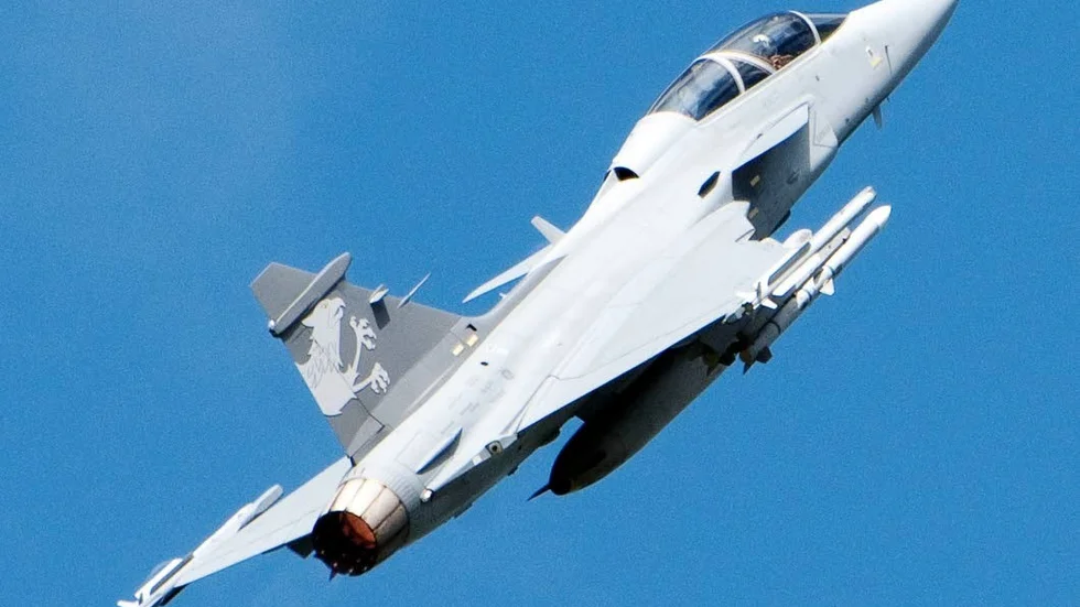 Bort. Insändarskribenten vill omlokalisera flygvapnet.