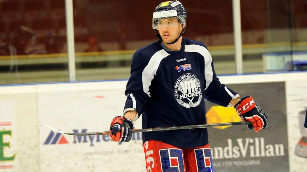 Efter 23 matcher i VIK lämnar Mitch Wahl klubben för IK Oskarshamn.