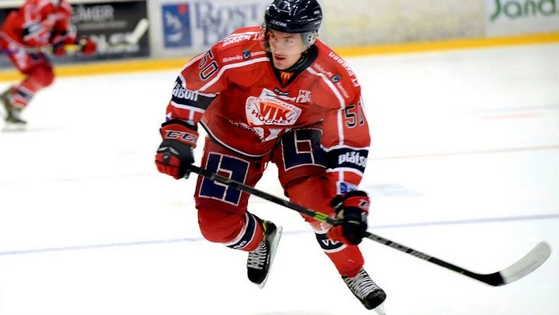 VIK-backen Jens Andersson får matchträning hos Vimmerby HC.