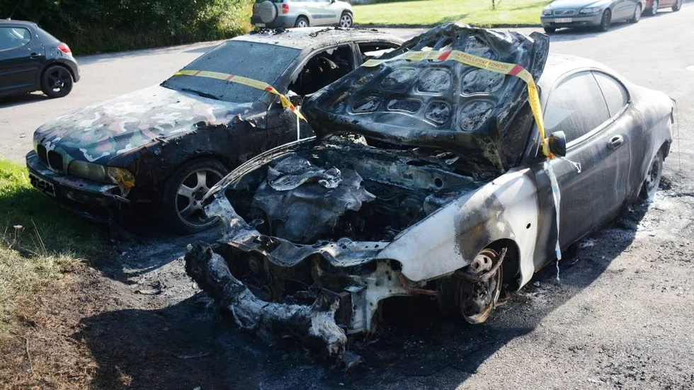 Den bil där branden startades, bilen t.h,  är helt utbränd, den andra är utbränd till minst hälften.