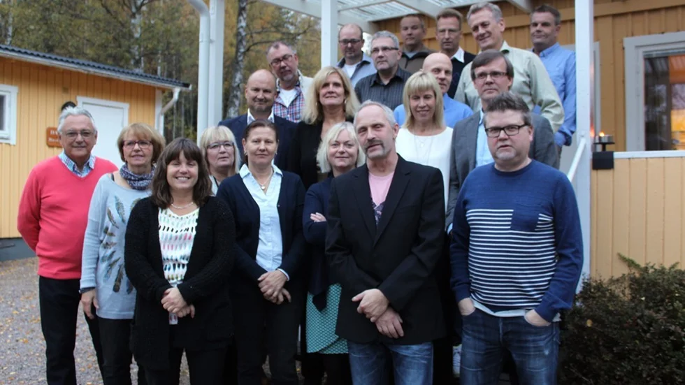 ”De är sig lika, tycker jag”, säger klassens första lärare Sylvia Fransson, som tillsammans med första magistern på mellanstadiet, Stig-Ove Larsson, står till vänster om klassen. 1971 var de nybörjare på Astrid Lindgrens skola. Foto: Rebecca Forsgren Malmström