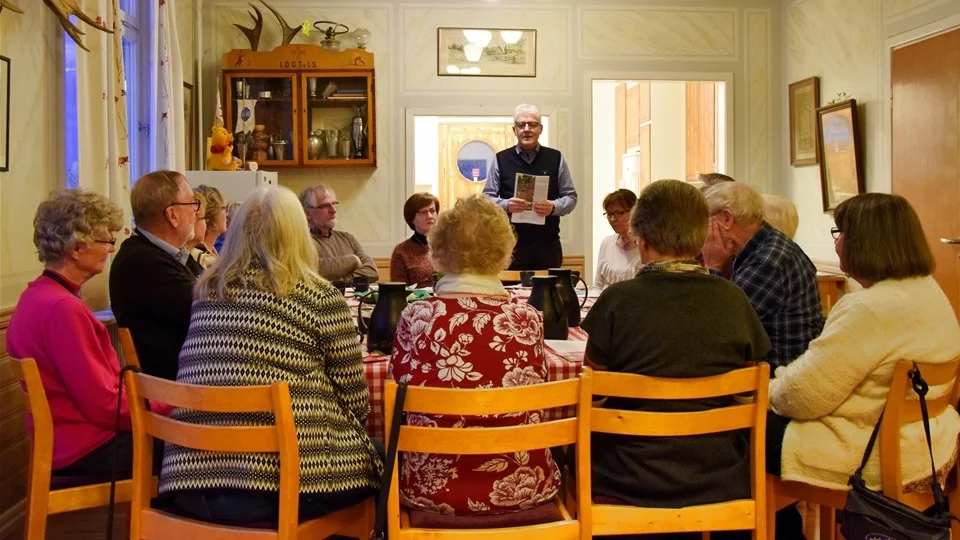 Torsten Sandén informerar om jordens kvalitéer och att man inte skall bära bort gräsklipp och löv. Foto: Morgan Karlsson
