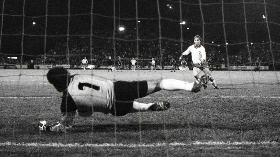Spela fotboll, ett skönt begrepp med milsvid omfattning. Det kan handla om VM-slutspel på stora arenor, motion i kvarteret eller sammanhållning i bygden. Egentligen är det samma sak. Här IFK Norrköpings straffdrama mot Roma i Uefacupen 1982.