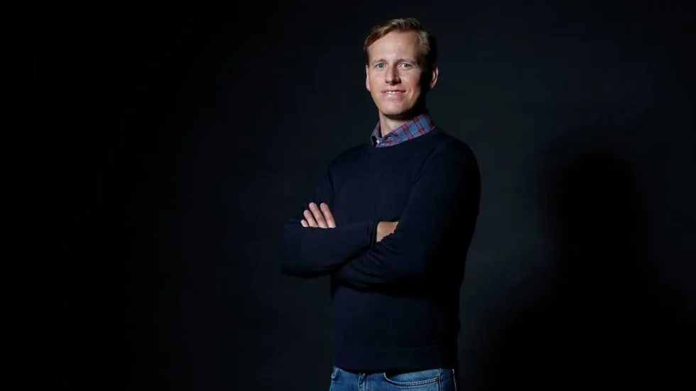 Psykologen Fredrik Sandin från Linköping står bakom den nya tjänsten som erbjuder psykoterapi via videolänk.
