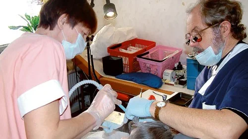 Lars-Åke Öhman och tandsköterskan Ann-Marie Axelsson lagar ett hål på en patient på Kindagård i Kisa.