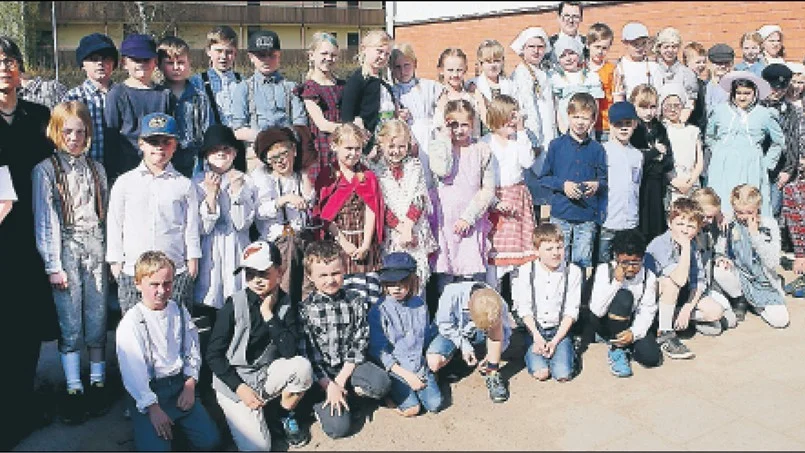 En gruppbild med alla barn i årskurs 2 med alla fröknar. (Foto: Roelof Stroetinga)