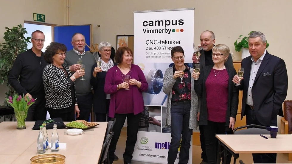Medverkande vid firandet av de nya YH-utbildningarna, fr.v. Anders Eriksson, Marie Louise Johansson, Dietmar Mölk, Monica Hjelm, Ingegerd Alatalo, Viveka Rosin, Pär Kågefors, May Brorsson och Michael Leijonhud
