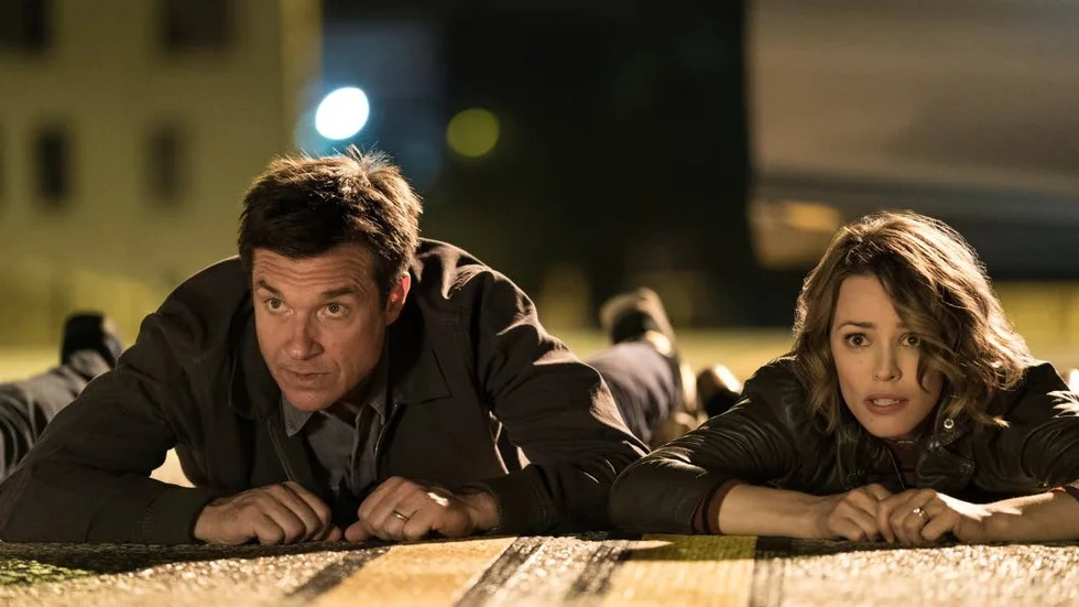 Ett tidsfördriv att dö för. Det äkta paret Max (Jason Bateman) och Annie (Rachel McAdams) spelar spel med sina vänner.