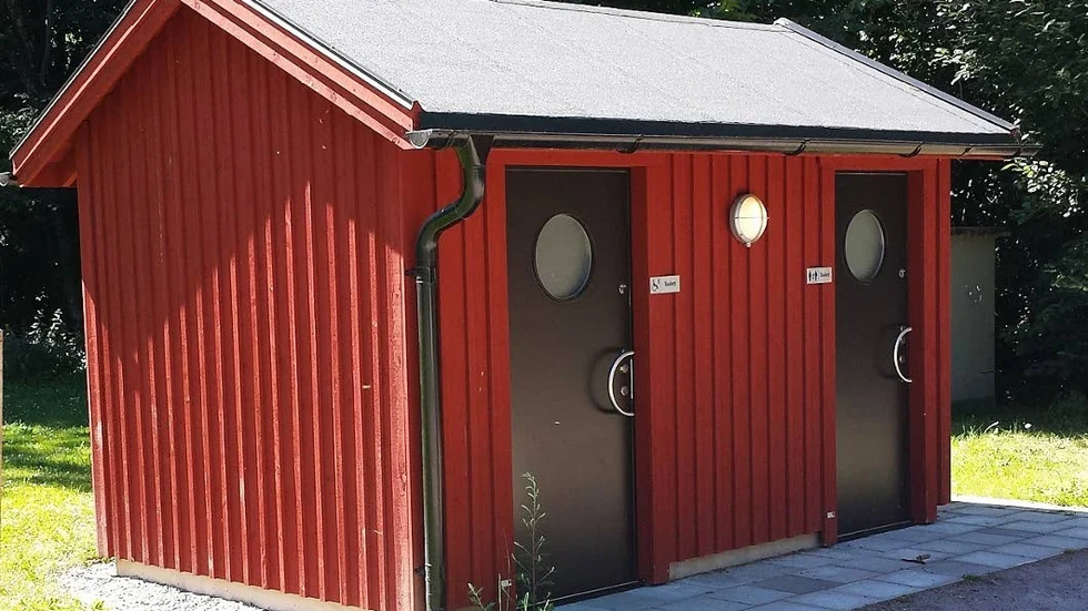 Färdig. Ungefär så här ska toaletthuset i Trädgårdsföreningen se ut. Det som levereras dit ska vara lite längre för att rymma teknik till isbanan. Det ska också få lite annorlunda panel.