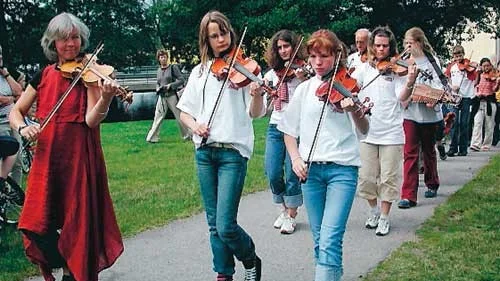 I paraden från Missionskyrkan till Strömsholmen gick musiker och intrumentalkursens elever i täten.