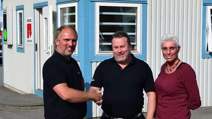 Glenn lywén, Fredrik Merell och Malin Merell tackar varandra för en god affär.
