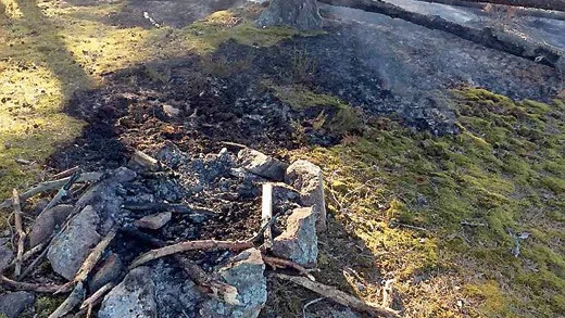 På räddningstjänstens bild ser man tydligt hur elden spridit sig från grillplatsen till brandområdet. Foto. Räddningstjänsten