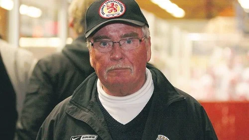 Sten Karlsson uppskattar att hans mångåriga arbete med ungdomar inom Vimmerby Hockey har resulterat i en nominering till eldsjälsgalan. Foto: Stefan Härnström