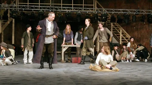 Så här såg det ut när Oliver Twist (Olliver Sand) träffade ärkeskurken Fagin (Magnus Borén) första gången. Bild från Musikalen Oliver i Eksjö. Foto: Arkivbild