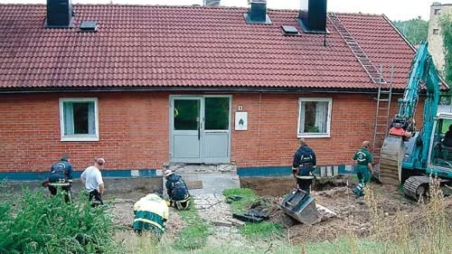 Under onsdagen klämdes en man i Kisa under en betongtrappa. Efter tre timmars arbete lyckades personal från räddningstjänst, polis och ambulans få loss mannen.