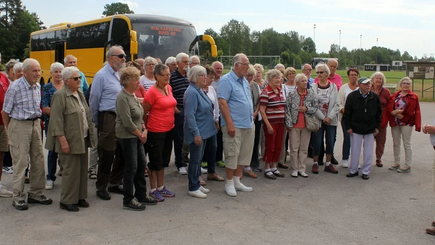 SPF Hultsfredsbygden slöt cirkeln i går genom att turista i Lönneberga och där omkring. De guidades av Sterne Ingvarsson, som hade mycket att berätta om ställena de stannade på. Foto: Charlotte Madestam