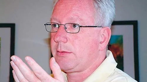Jobbar hellre med en ledningsfilosofi under nyckelorden "mod, ansvar och fantasi" än gamla välkända "Barnens stad". Leif Larsson tycker att det första står för innehållet - "Barnens stad" är etiketten på vad Vimmerby vill vara.