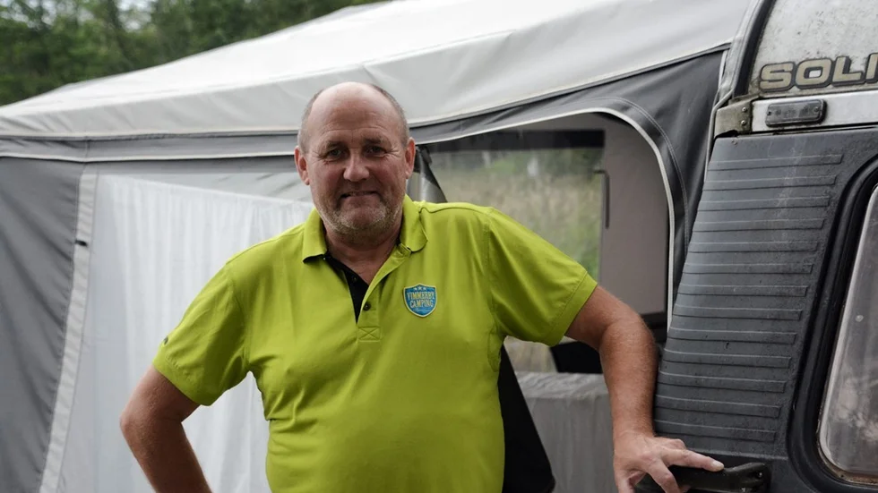 Mellan 1 100 och 1 300 personer bor på campingen de nätter det är helt fullt. En av dom är innehavaren själv, LG Johansson, som ställt upp sin egen husvagn och bor i den hela sommaren. Foto: Karl Edgren