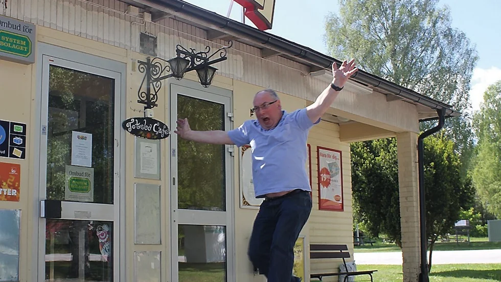 Bertil Magnusson är verkligen glad för alla människor som stöttar honom och tar till och med ett jubileumshopp för att fira sina 15 år som handlare.