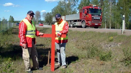 I maj månad satte Motormännen upp 16 träkors på riksväg 34 mellan Målilla och Vimmerby. Men nu plockas de bort efter kritik från bilister och Vägverket.