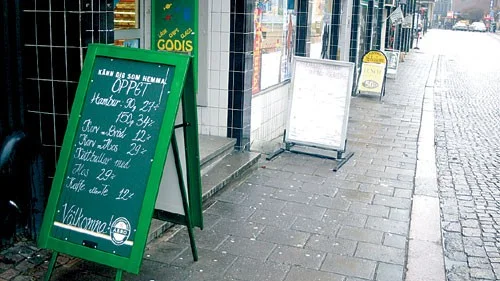 Olagligt: Att placera ut skyltar på exempelvis trottoarerna i centrala Vimmerby är olagligt. Kommunen har fått mycket kritik från flera handikapporganisationer och nu har man beslutat att ta tag i problemet och vid ett möte i dag ska man besluta om åtgärder.