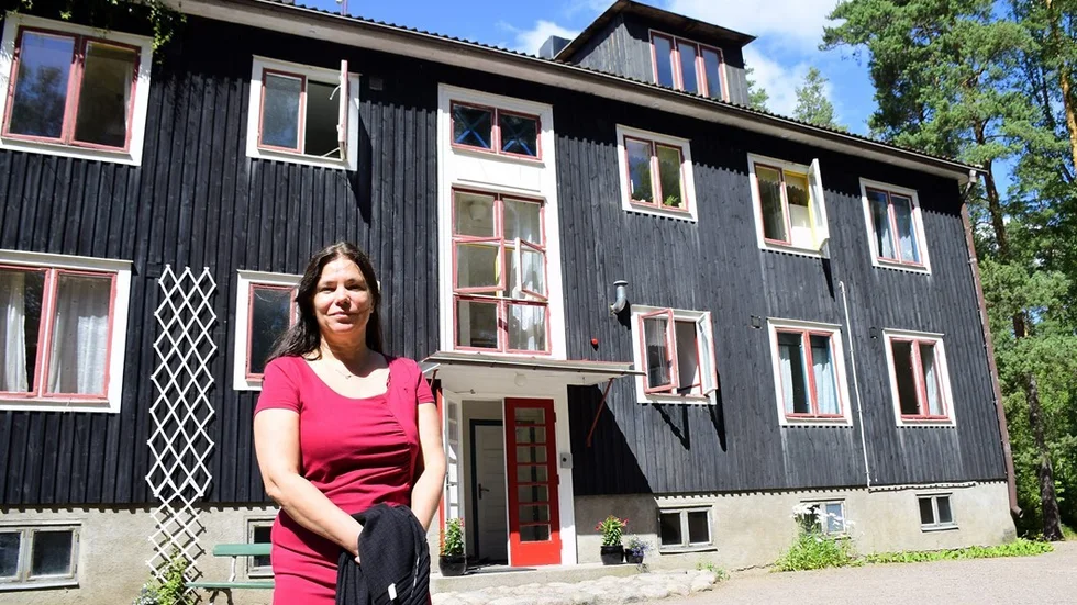 Huset som byggdes 1932 har bland annat varit personalbostad åt kvinnor och fick där av namnet Karllösa. "Det var unga tjejer som utbildade sig till sjuksköterskor på Moliljan som bodde här. På den tiden fick det inte komma några män hit men det gjorde det i alla fall, klättrandes på brandstegarna. Så det är ett gammalt hus med charm.", berättar Christa Zeike. Foto: Elin E Elmström