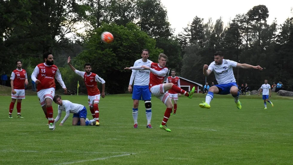 Christoffer Lätt (till höger) gjorde sin första match för säsongen när IFK Tuna tog tre viktiga poäng hemma mot Fågelfors i går kväll. Och han gjorde det riktigt bra. Foto: Micael Rundberg