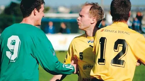 Heta känslor. Vimmerbys Stefan Bragsjö är inte helt överens med Sandsbros Christian Andersson. Bragsjö gav VIF ledningen med 2-1, men gästerna kvitterade fem minuter från slutet.