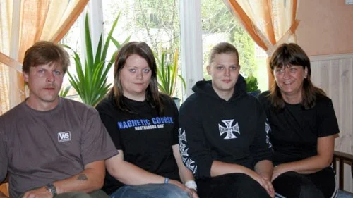 Roger (längst till vänster) och Susanne Andersson (längst till höger) ska ta med sin yngste sonen Christoffer (saknas på bild) och flytta till Spanien. Döttrarna Jessica och Zandra (i mitten) blir kvar i Sverige eftersom de har jobb, respektive går i skolan. Foto: Rebecca Carlsson