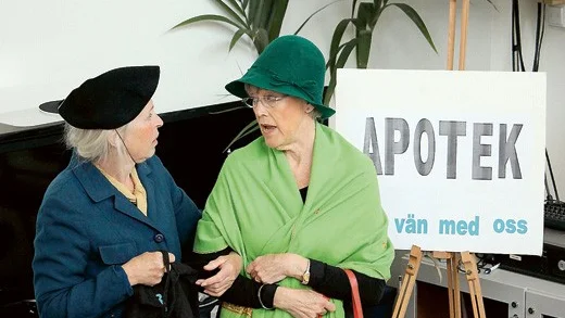 Det gick inte bra för de äldre damerna när de skulle hämta ut sin medicin på Apoteket.