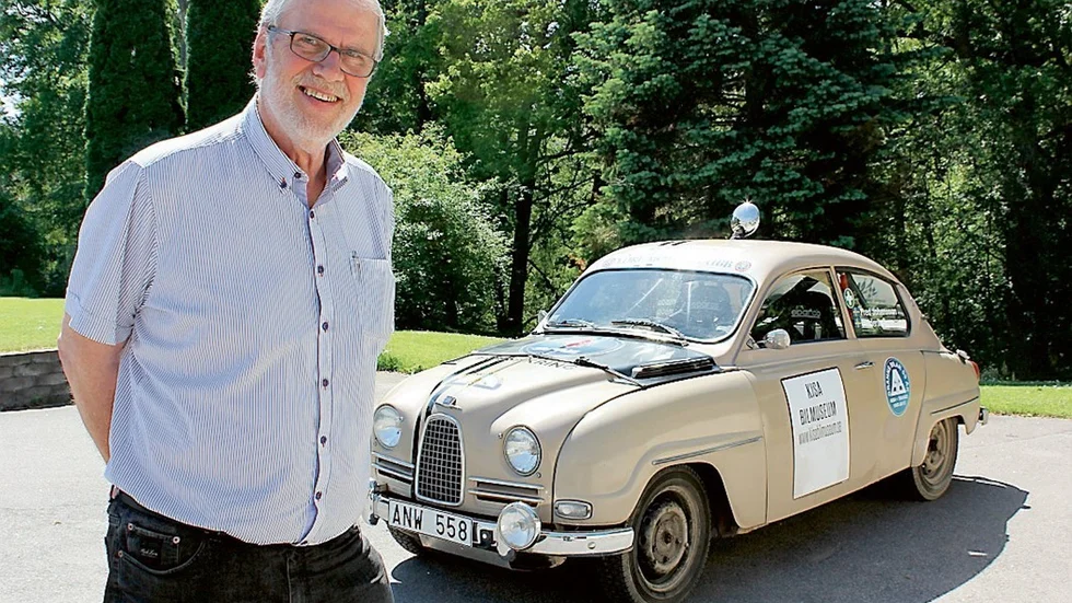 Fred Johansson har på olika sätt jobbat med bilar sedan 17-årsåldern. Först som mekaniker, sedan försäljare och ägare till Grahns Bilar. Kisa Bilmuseum, och rally med den gamla Saab 96:an från 1962 är fler exempel på hans bilintresse.