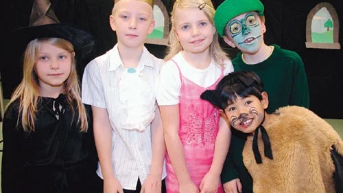 Törnrosa på Råsebäckskolan. På torsdagen var det dags att spela upp teatern för övriga kamrater.