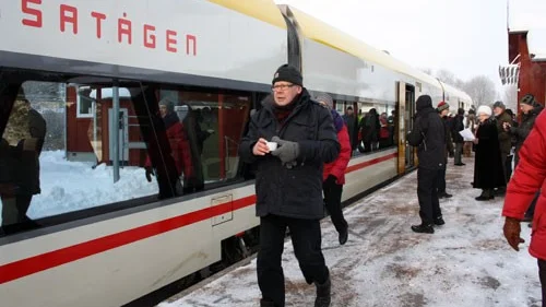 Återtåget stannade återigen vid Mörlunda perrong. Och det var fullt med personer som ville vara med om denna nostagikick.