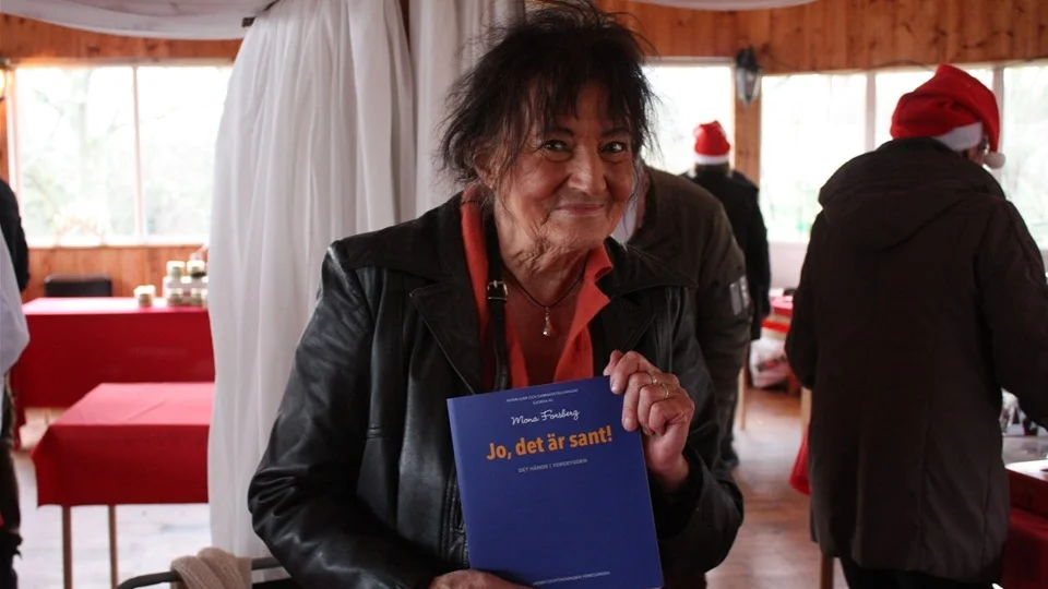 Mona Forsberg stod och sålde sin alldeles nytryckta fjärde bok om Ydre. Foto: Erica Månsson