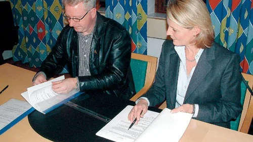 Leif Larsson och Teliasoneras Susanne Jacobsson skrev på fredagen under avtalet som innebär att Telia och Vimmerby kommun fortsätter att bygga ut ADSL-tekniken i kommunen.