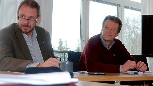 Tomas Kronståhl (S) och Carl-Magnus Mårheden. Kommunen söker nu en efterträdare till kommundirektören Mårheden, vars förordnande går den siste juni.