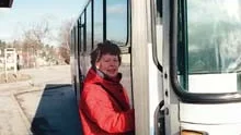 Färre bussturer slår hårt mot pendlare.