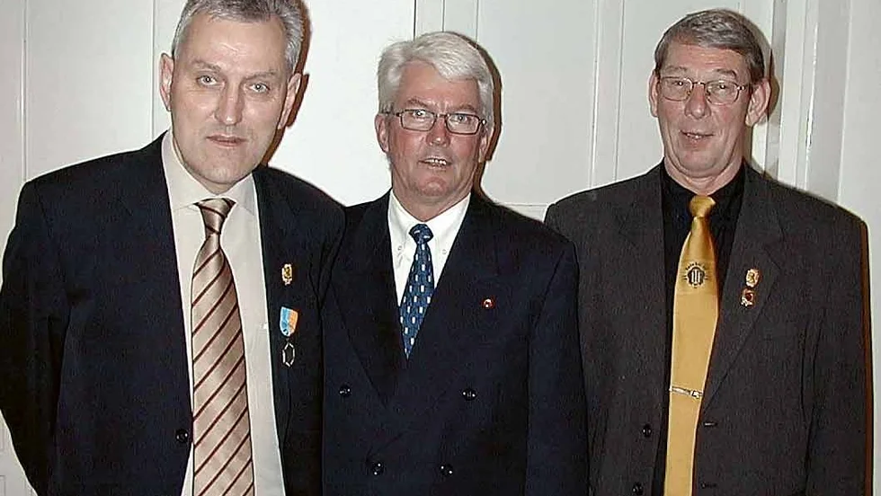 Håkan Danielsson i mitten delade ut förtjänsttecken till Jan-Erik Svensson t v och Einar Hjalmarsson.
