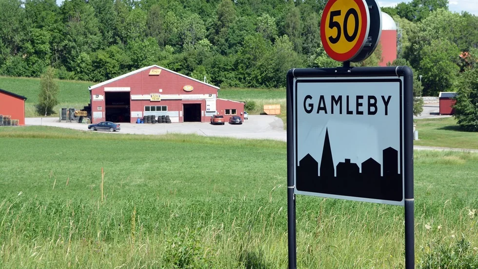 På E22 i närheten av Gamleby fångades mc-tjuven in men lyckades frigöra sig och fortsätta in till Gamleby till fots.