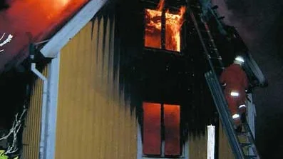 Innan brandkåren fick larmet av grannar som vaknat av en smäll hann sommarhuset i Mariannelund övertändas. Så brandkåren kunde inte rädda huset.