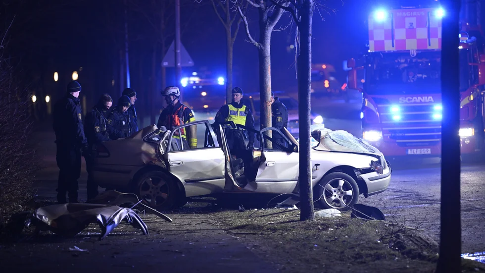 En personbil kraschade in i ett träd på Magistratsvägen i Lund i samband med att den inte stannat på order av polis.