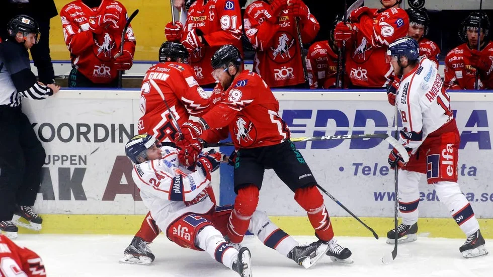 Utan åtgärd. Simon Mitmans tackling mot Conny Strömberg gav ingen avstängning.