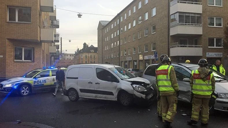 Två bilar var inblandade i kollisionen i korsningen.