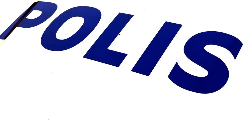 Tankade och roffade åt sig två dunkar spolarvätska utan att betala.